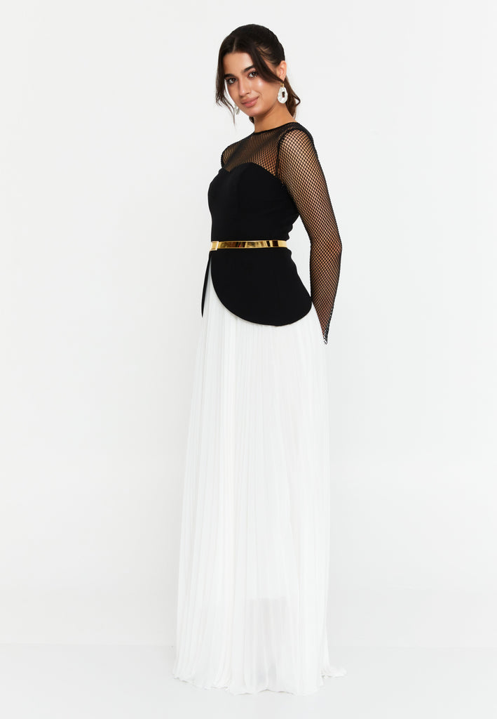 Illusion-Mesh Bodice Maxi Gown with Metal-Finish Belt – Sweetheart Inner Line & Knife-Pleated Flowing Skirt
