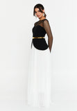 Illusion-Mesh Bodice Maxi Gown with Metal-Finish Belt – Sweetheart Inner Line & Knife-Pleated Flowing Skirt
