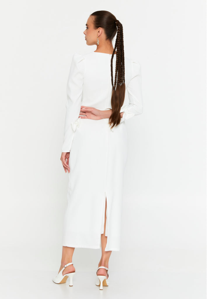 Structured Long-Sleeve Evening Gown – Sculpted Waistline, Draped Detailing & Pearl-Embellished Accents