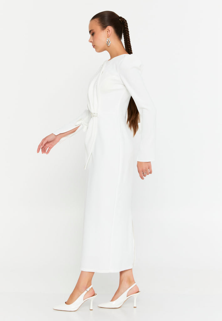 Structured Long-Sleeve Evening Gown – Sculpted Waistline, Draped Detailing & Pearl-Embellished Accents