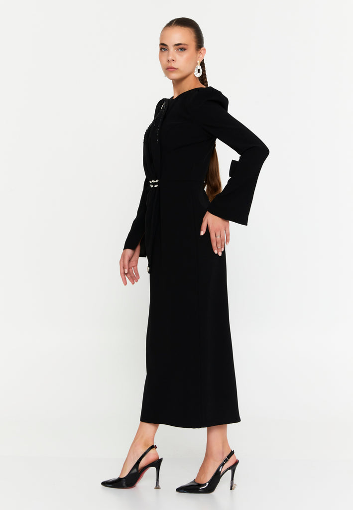 Structured Long-Sleeve Evening Gown – Sculpted Waistline, Draped Detailing & Pearl-Embellished Accents