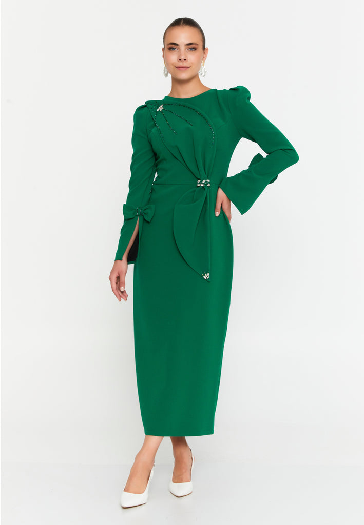 Structured Long-Sleeve Evening Gown – Sculpted Waistline, Draped Detailing & Pearl-Embellished Accents