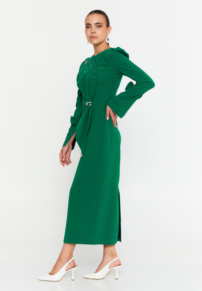 Structured Long-Sleeve Evening Gown – Sculpted Waistline, Draped Detailing & Pearl-Embellished Accents