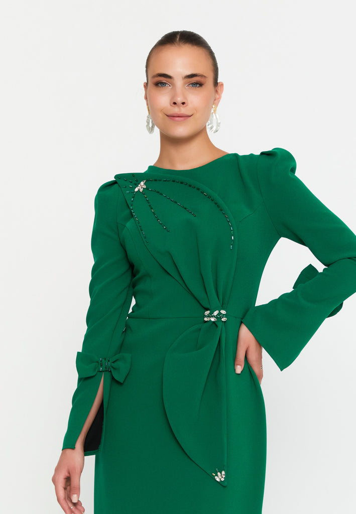 Structured Long-Sleeve Evening Gown – Sculpted Waistline, Draped Detailing & Pearl-Embellished Accents