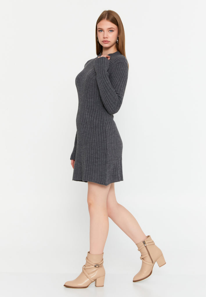 Ribbed Knit Sweater Dress – Slim Fit, Soft Texture & Minimal Chic for Effortless Autumn-Winter Style