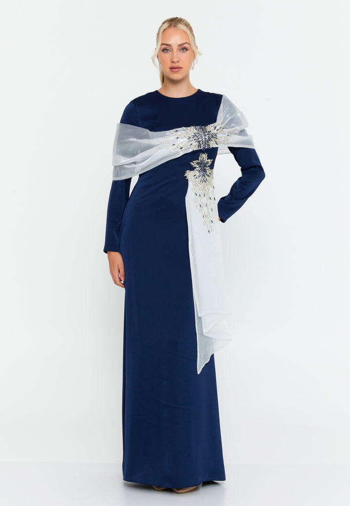 Long-Sleeve Draped Scarf Evening Gown – Hand-Beaded Embellishment × Sculpted Waist × Flowing Train Silhouette