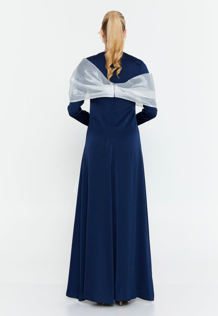 Long-Sleeve Draped Scarf Evening Gown – Hand-Beaded Embellishment × Sculpted Waist × Flowing Train Silhouette