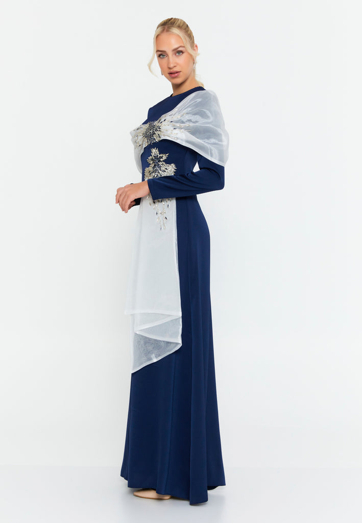 Long-Sleeve Draped Scarf Evening Gown – Hand-Beaded Embellishment × Sculpted Waist × Flowing Train Silhouette
