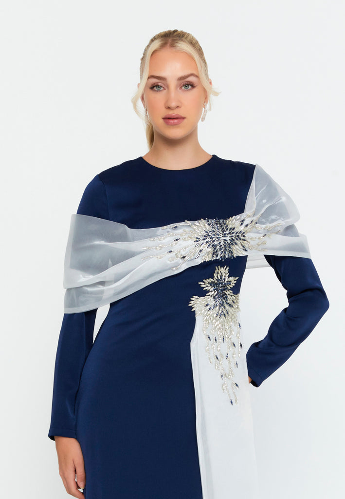 Long-Sleeve Draped Scarf Evening Gown – Hand-Beaded Embellishment × Sculpted Waist × Flowing Train Silhouette