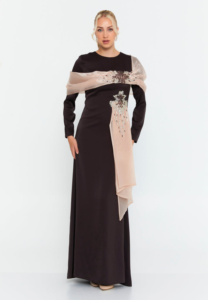 Long-Sleeve Draped Scarf Evening Gown – Hand-Beaded Embellishment × Sculpted Waist × Flowing Train Silhouette