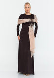 Long-Sleeve Draped Scarf Evening Gown – Hand-Beaded Embellishment × Sculpted Waist × Flowing Train Silhouette