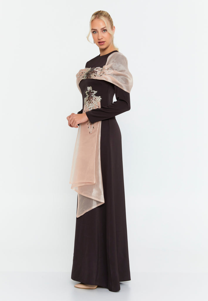 Long-Sleeve Draped Scarf Evening Gown – Hand-Beaded Embellishment × Sculpted Waist × Flowing Train Silhouette