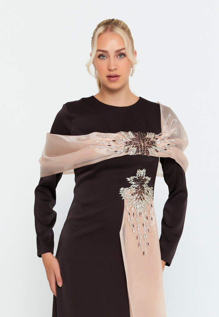 Long-Sleeve Draped Scarf Evening Gown – Hand-Beaded Embellishment × Sculpted Waist × Flowing Train Silhouette