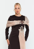 Long-Sleeve Draped Scarf Evening Gown – Hand-Beaded Embellishment × Sculpted Waist × Flowing Train Silhouette
