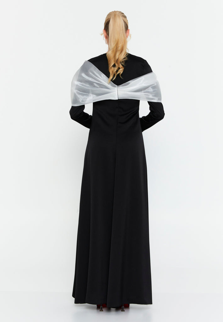 Long-Sleeve Draped Scarf Evening Gown – Hand-Beaded Embellishment × Sculpted Waist × Flowing Train Silhouette