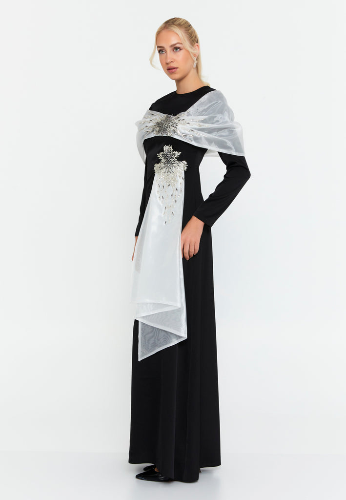 Long-Sleeve Draped Scarf Evening Gown – Hand-Beaded Embellishment × Sculpted Waist × Flowing Train Silhouette