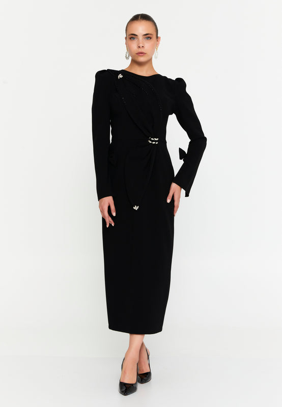 Structured Long-Sleeve Evening Gown – Sculpted Waistline, Draped Detailing & Pearl-Embellished Accents