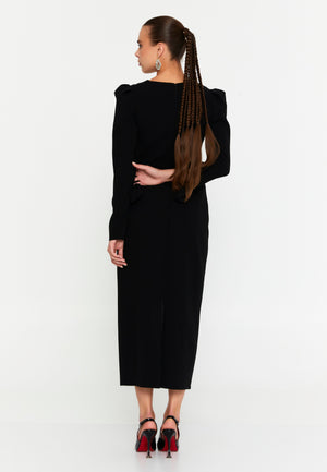 Structured Long-Sleeve Evening Gown – Sculpted Waistline, Draped Detailing & Pearl-Embellished Accents